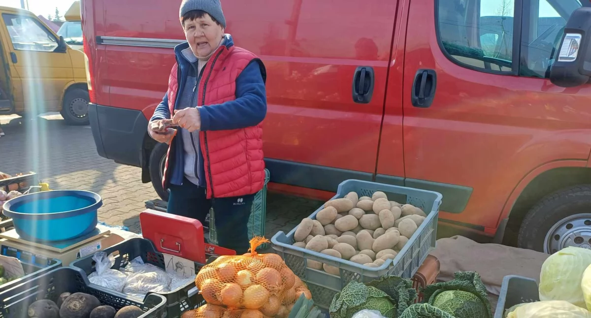 Targowisko w Wieluniu budzi się do życia. Handlarze czekają na wiosnę
