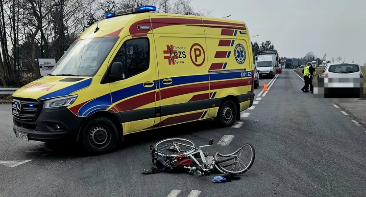 Niebezpieczne zdarzenie na drodze - rowerzysta wjechał wprost pod samochód