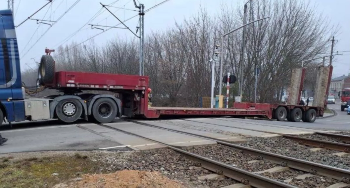 Ciężarówka zawiesiła się na torach - potrzebna była interwencja straży 