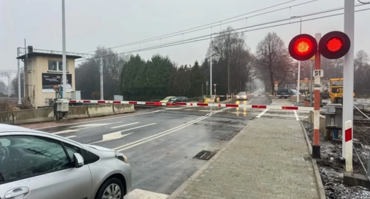 Bez pasów i prawa jazdy chciał wyminąć pojazdy na przejeździe kolejowym
