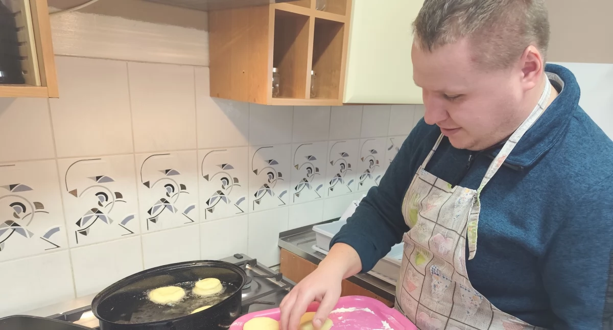Tłusty Czwartek w Olewinie – Warsztat Terapii Zajęciowej w akcji pieczenia pączków