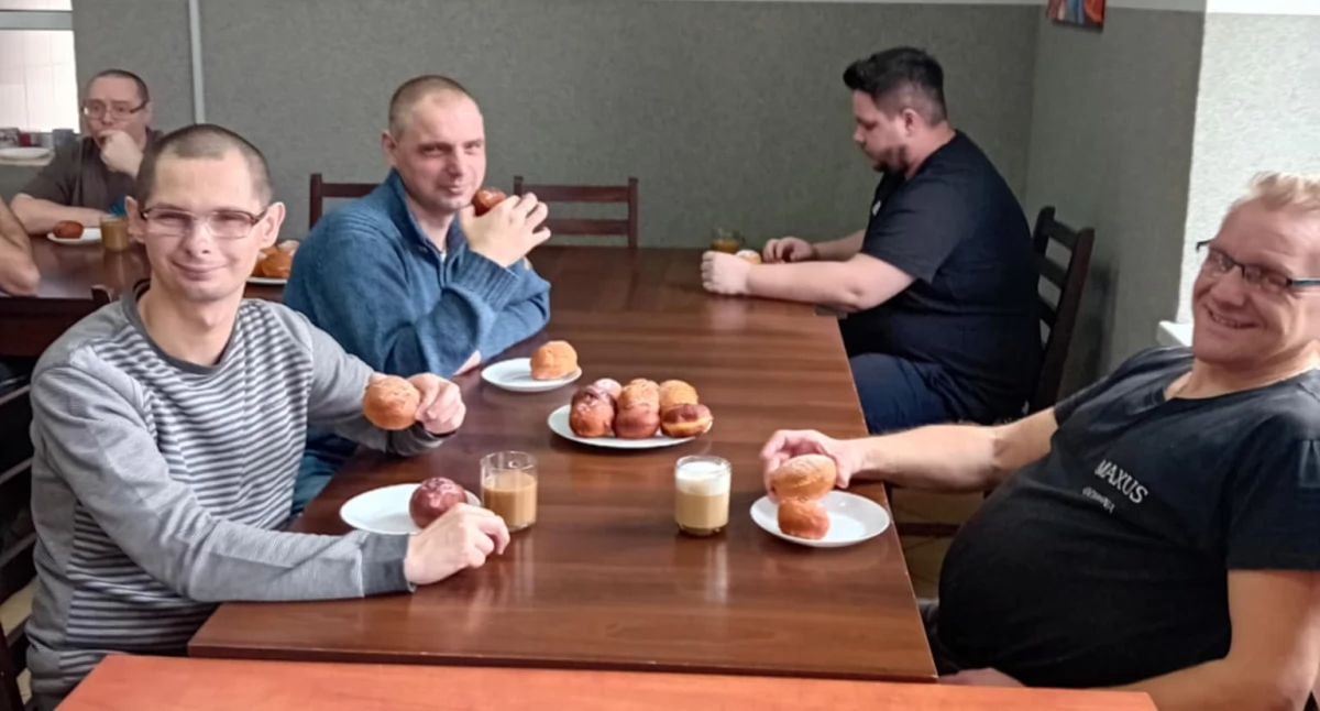 Wspólne smażenie pączków w Środowiskowym Domu Samopomocy w Niżankowicach