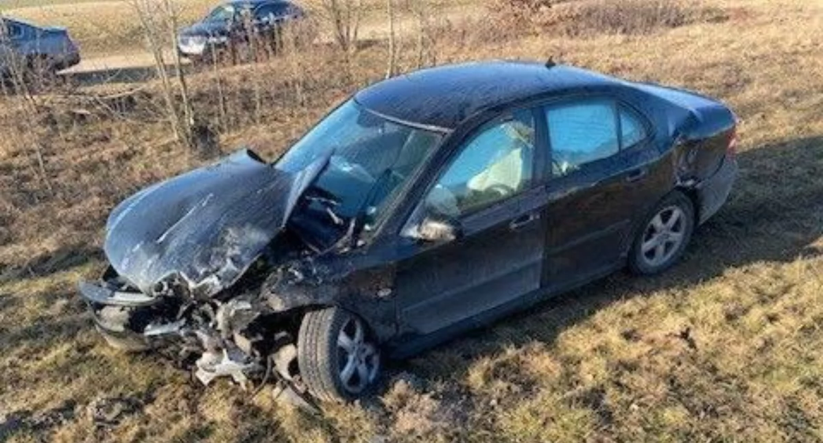 Wypadek w Zielęcinie: Trzy osoby ranne w zderzeniu dwóch samochodów