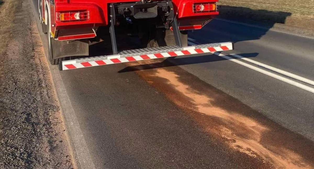 Plama oleju na ul. Sieradzkiej w Wieluniu