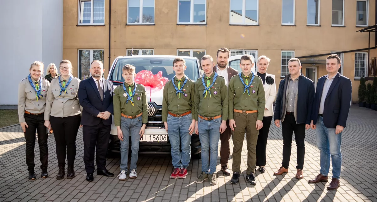 Specjalny Ośrodek Szkolno-Wychowawczy w Gromadzicach zyskał nowy bus do transportu osób z niepełnosprawnościami
