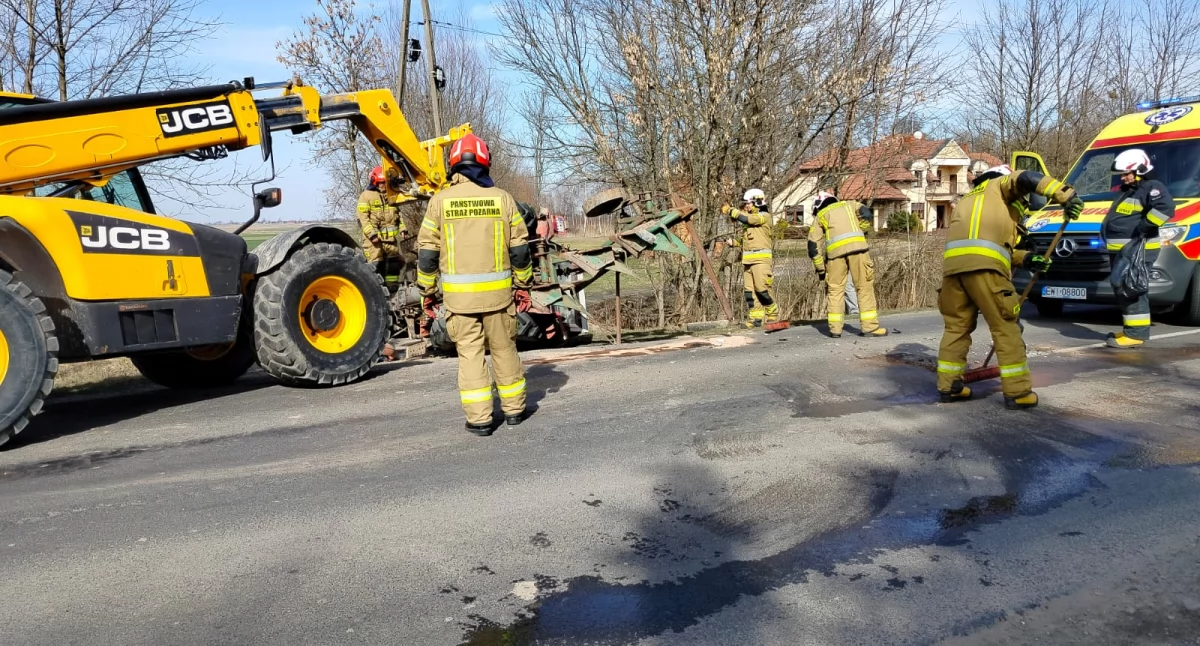 Kolizja drogowa w Gaszynie: Traktor w rowie