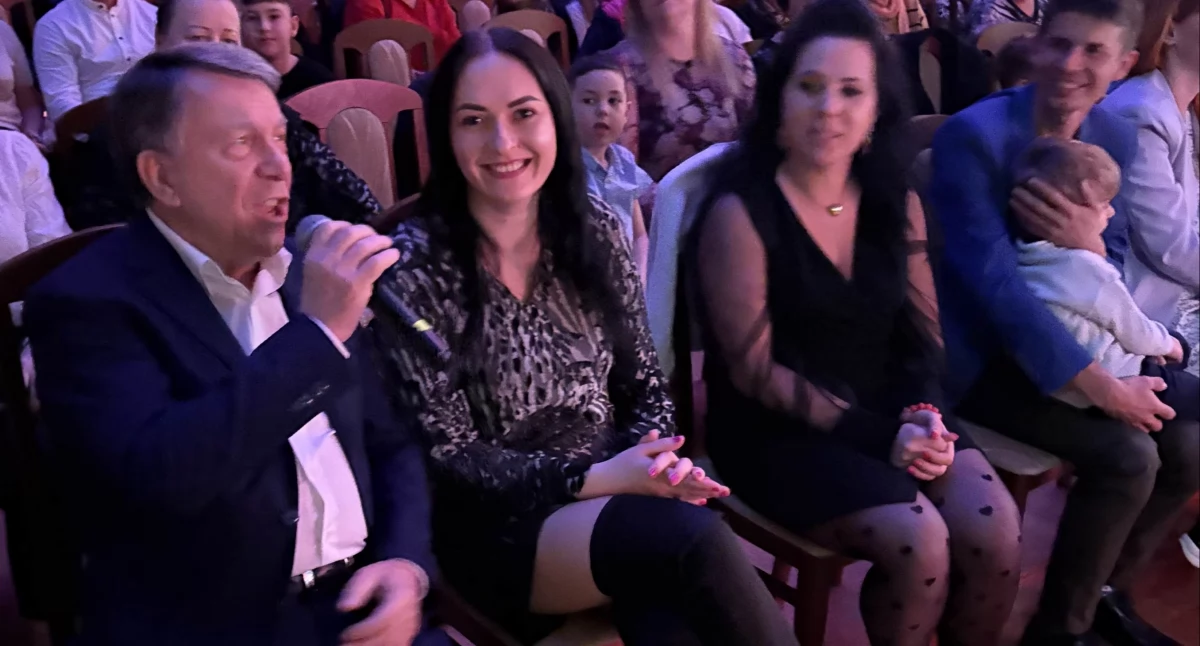 Gminny Dzień Kobiet w Rząśni: Wojciech Gąssowski porywa do zabawy