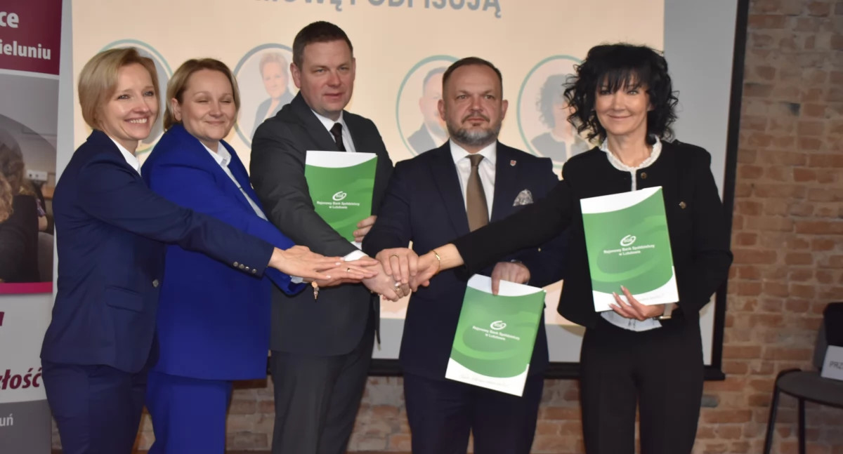 Podpisanie umowy patronackiej II Liceum Ogólnokształcącego im. Janusza Korczaka w Wieluniu z Rejonowym Bankiem Spółdzielczym w Lututowie- nowa inicjatywa na przyszłość