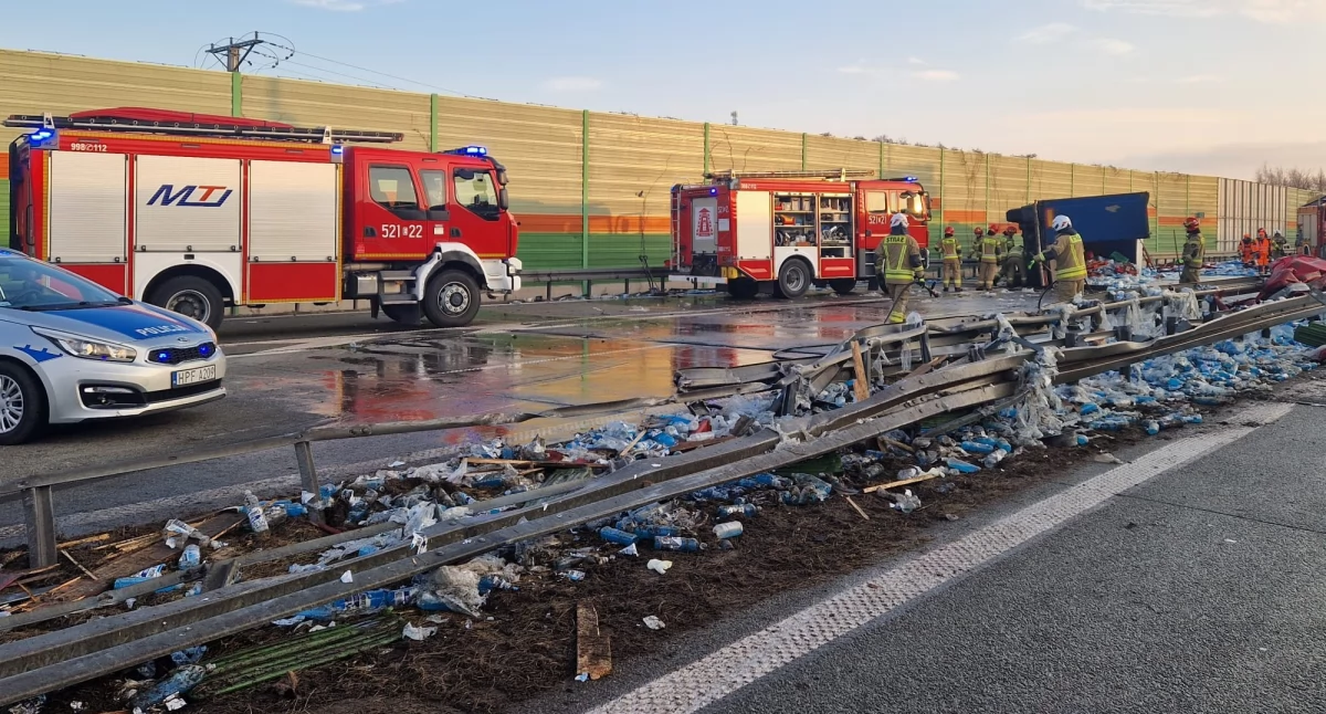 Potężna kolizja na drodze ekspresowej S8 w powiecie rawskim