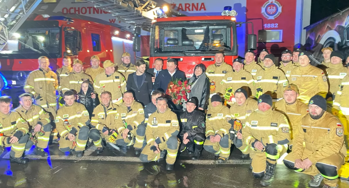 OSP w Praszce drugą jednostką w powiecie oleskim z nowoczesnym pojazdem specjalnym z drabiną hydrauliczną