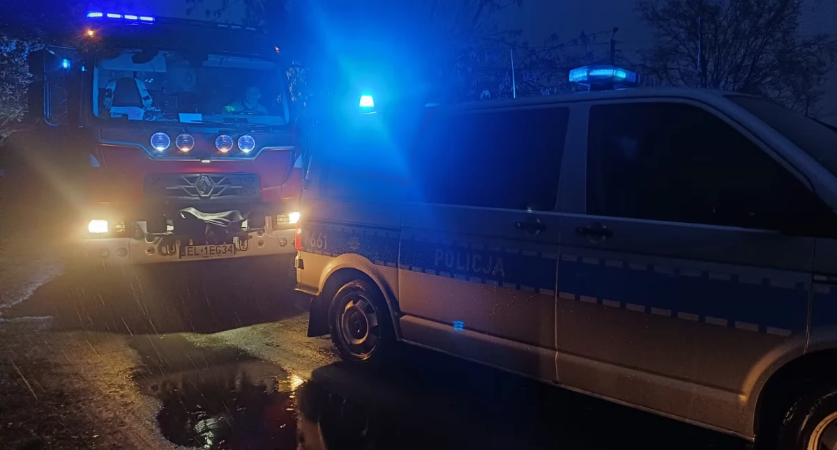 Policjanci, strażacy i ratownicy medyczni pomagają starszej kobiecie w Dąbrowie
