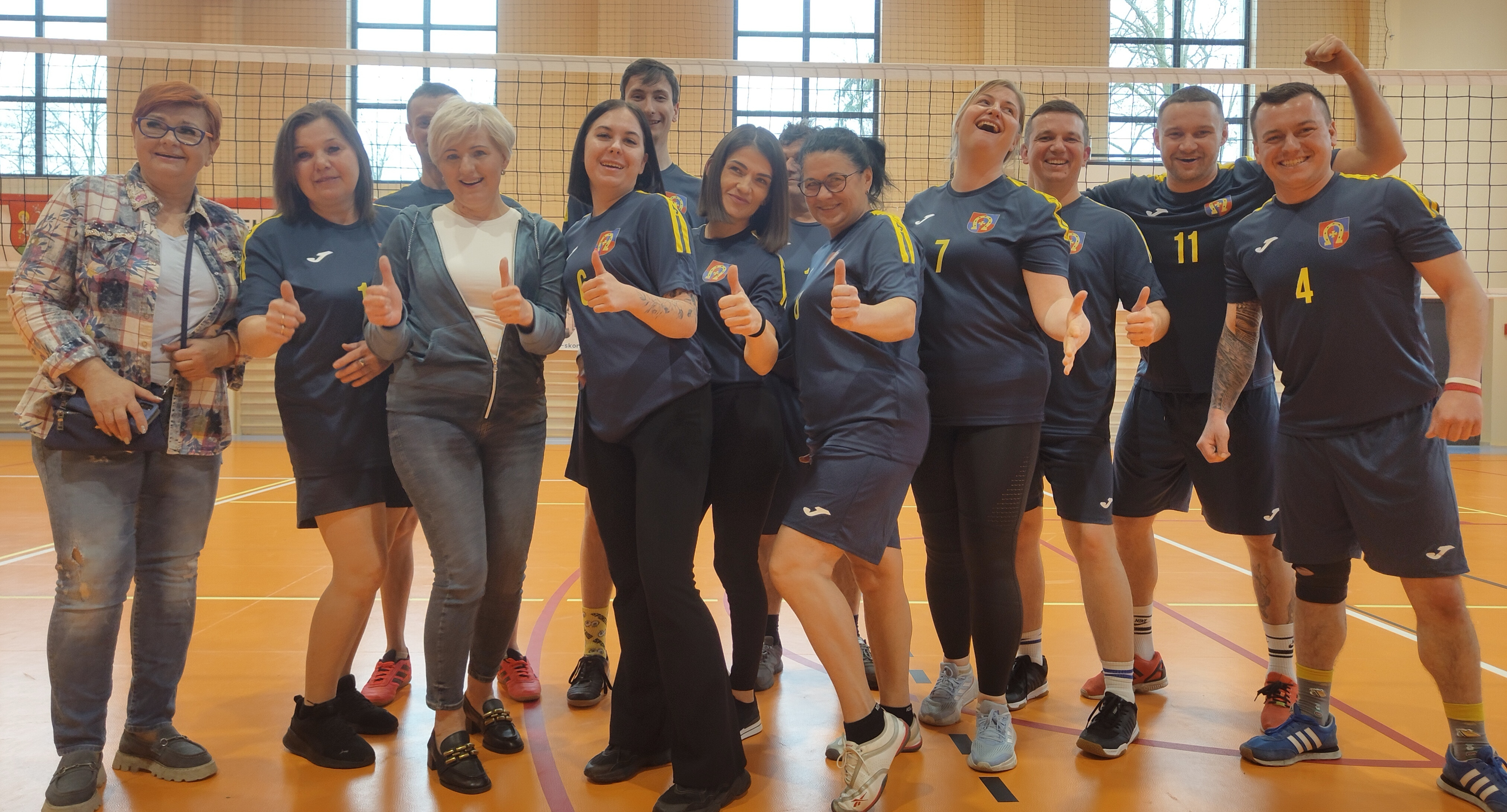 „Sport łączy ludzi” – siatkarski triumf Ratuszowych Asów w Skomlinie