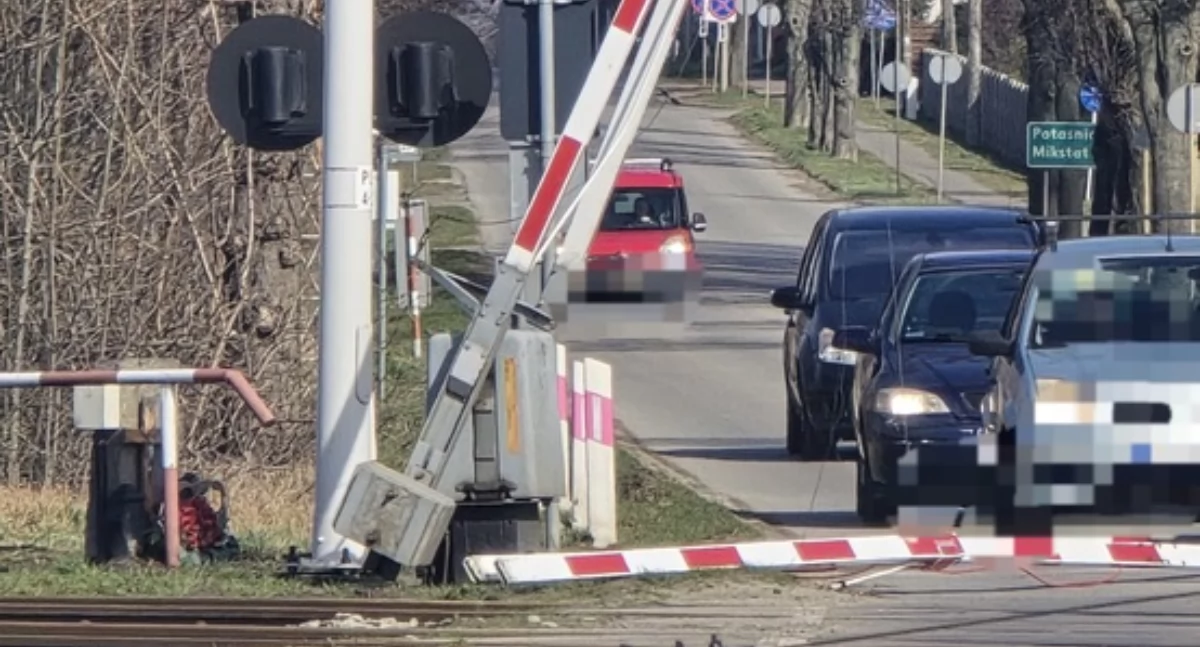 Nie wyhamował i uszkodził rogatkę - 77-latek został ukarany mandatem