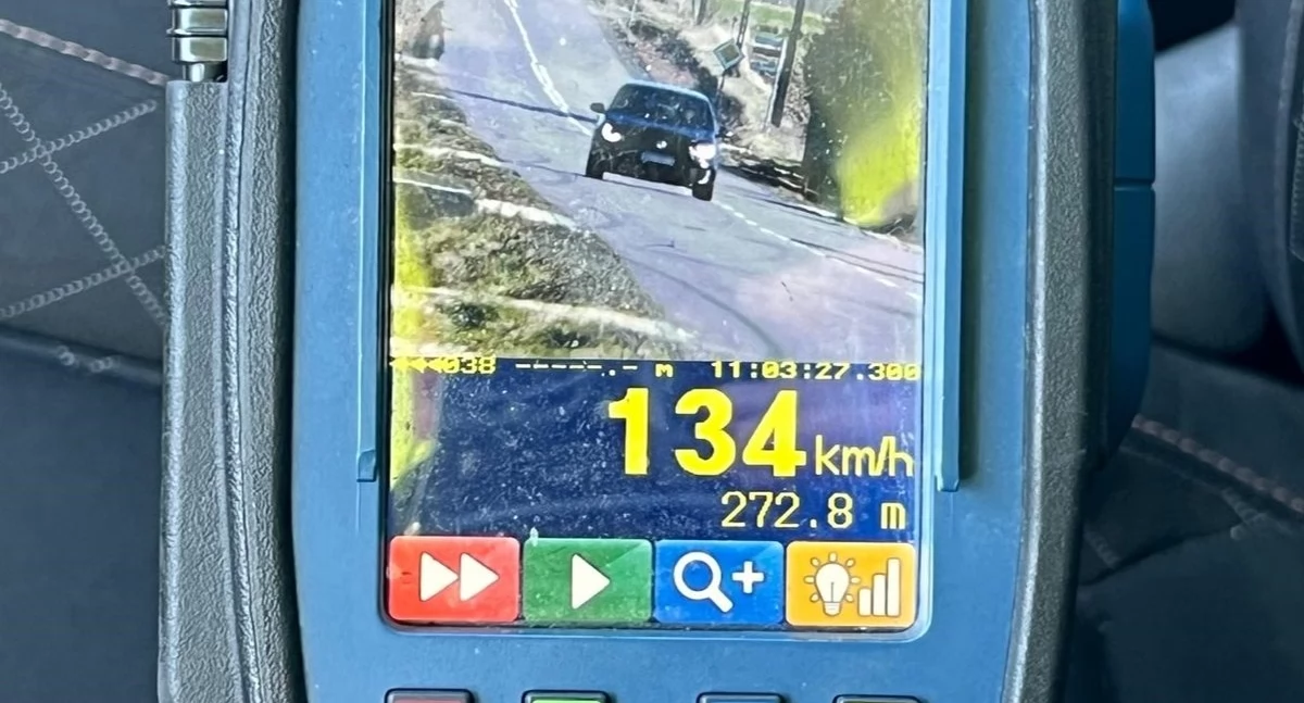 134 km/h w terenie zabudowanym. Słony mandat dla kierowcy! 