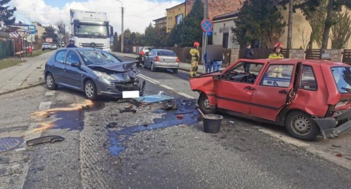 Zderzenie trzech aut - dwóch kierowców trafiło do szpitala