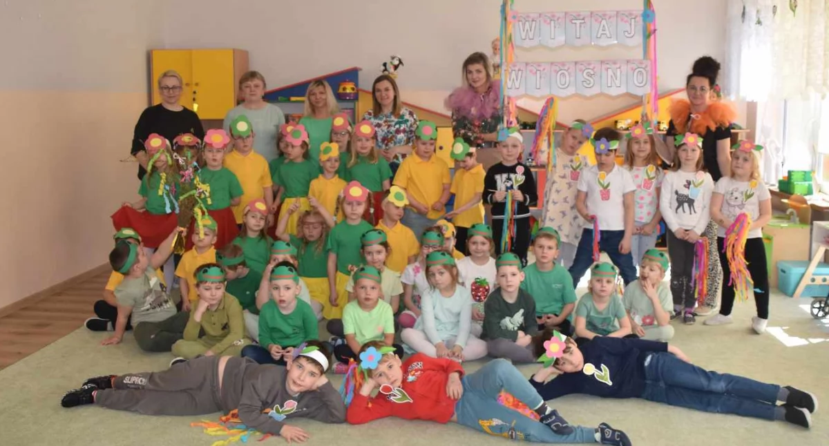 Kolorowy korowód z Przedszkola nr 1 w Wieluniu z okazji pierwszego dnia wiosny