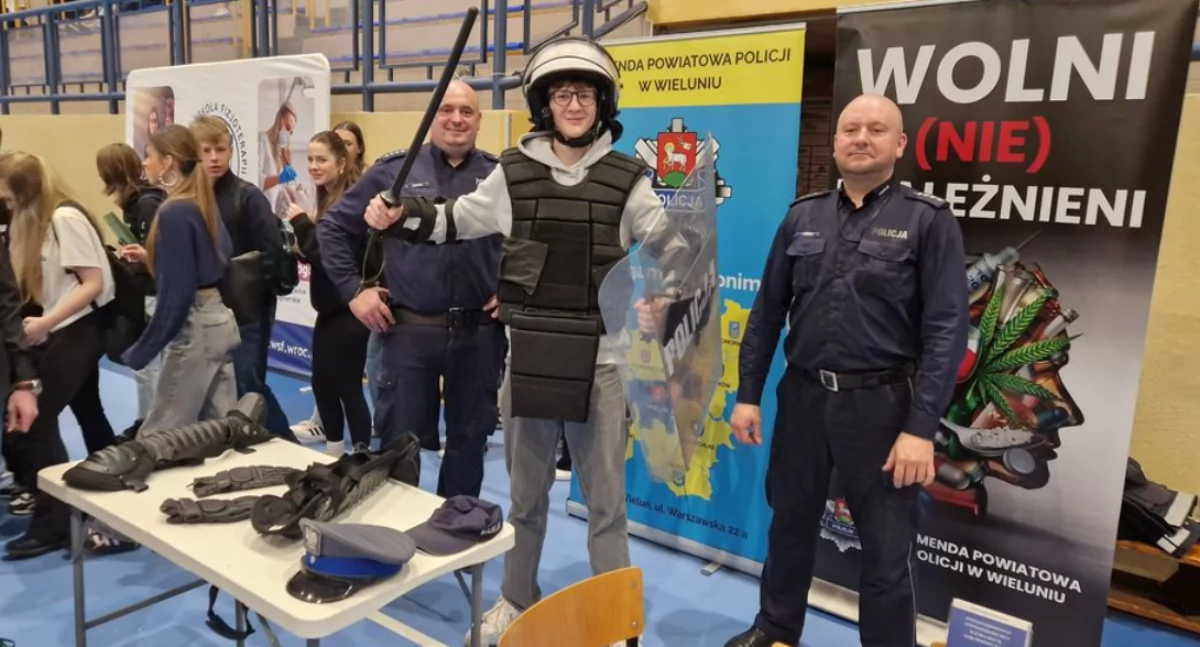 Wieluńscy policjanci na targach edukacyjnych - zachęcali do służby i prezentowali sprzęt 