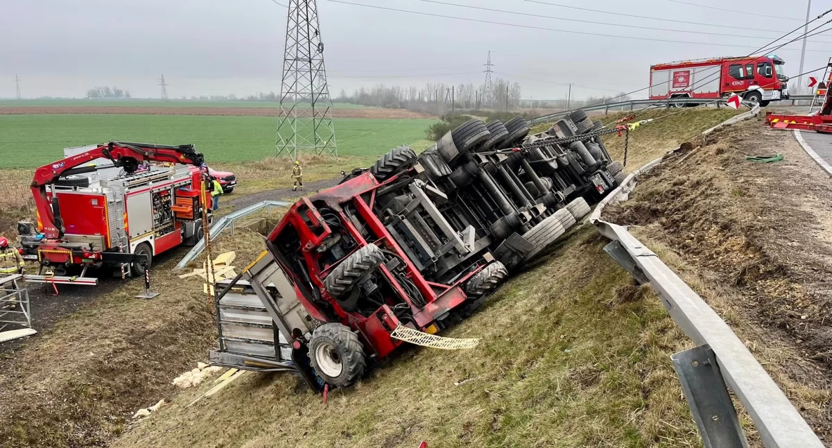 Obwodnica Kluczborka ZABLOKOWANA! Z drogi wypadła ciężarówka z DROBIEM! 