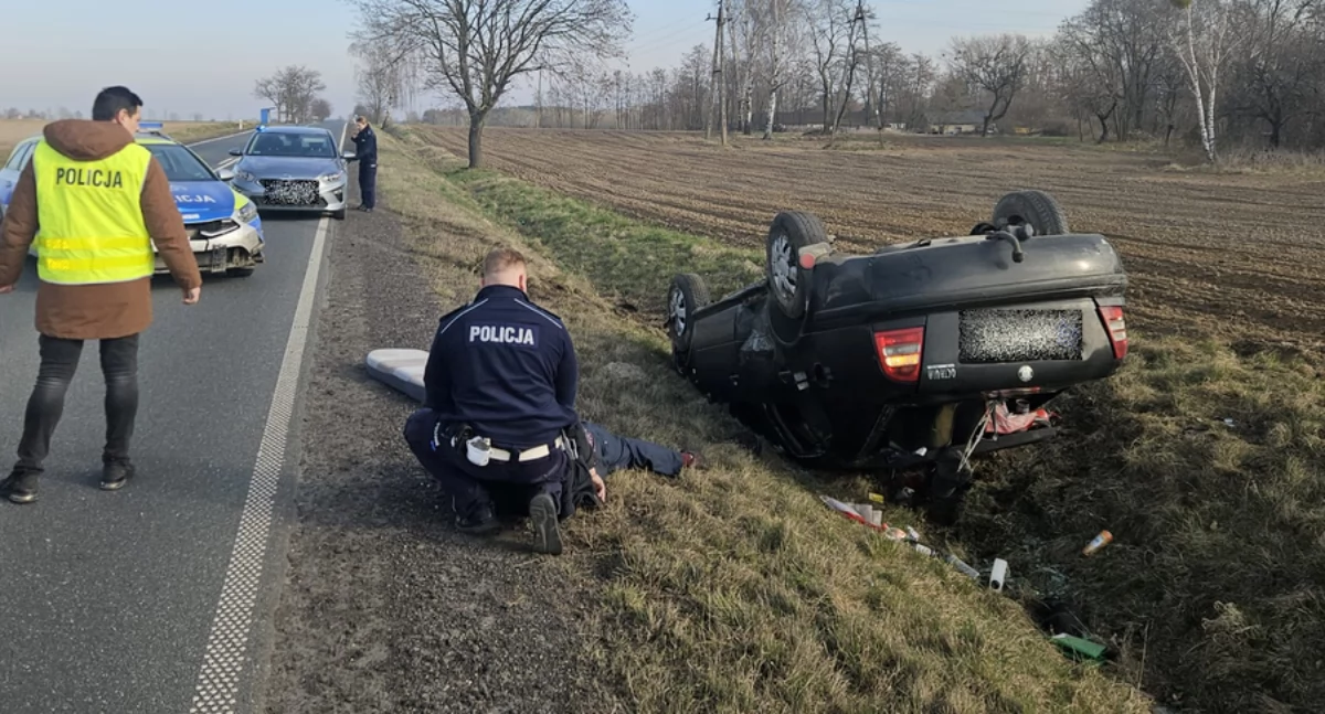 Sceny jak z sensacyjnego filmu! Policyjny pościg za 72-latkiem, jego auto dachowało 