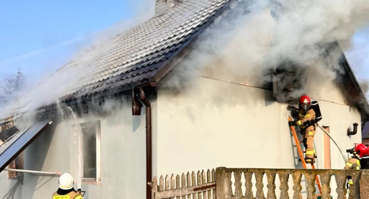Pożar domu jednorodzinnego w Zielęcinie: Poparzony mężczyzna w szpitalu