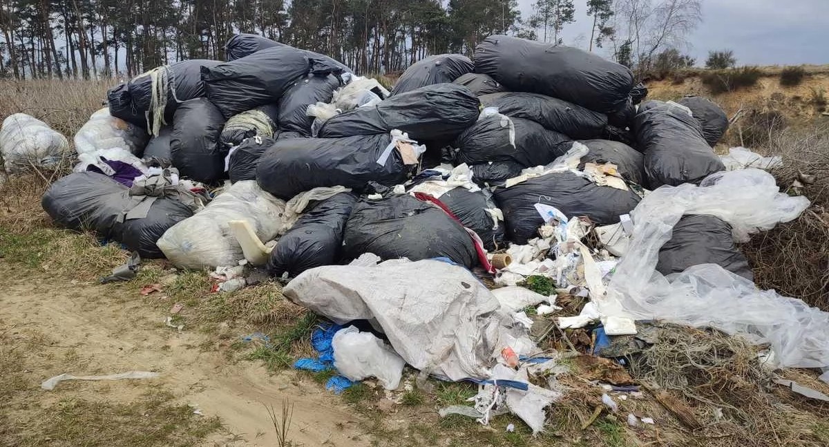 Wyrzucał odpady na nieużytkach rolnych - 20-latek został ukarany mandatami 