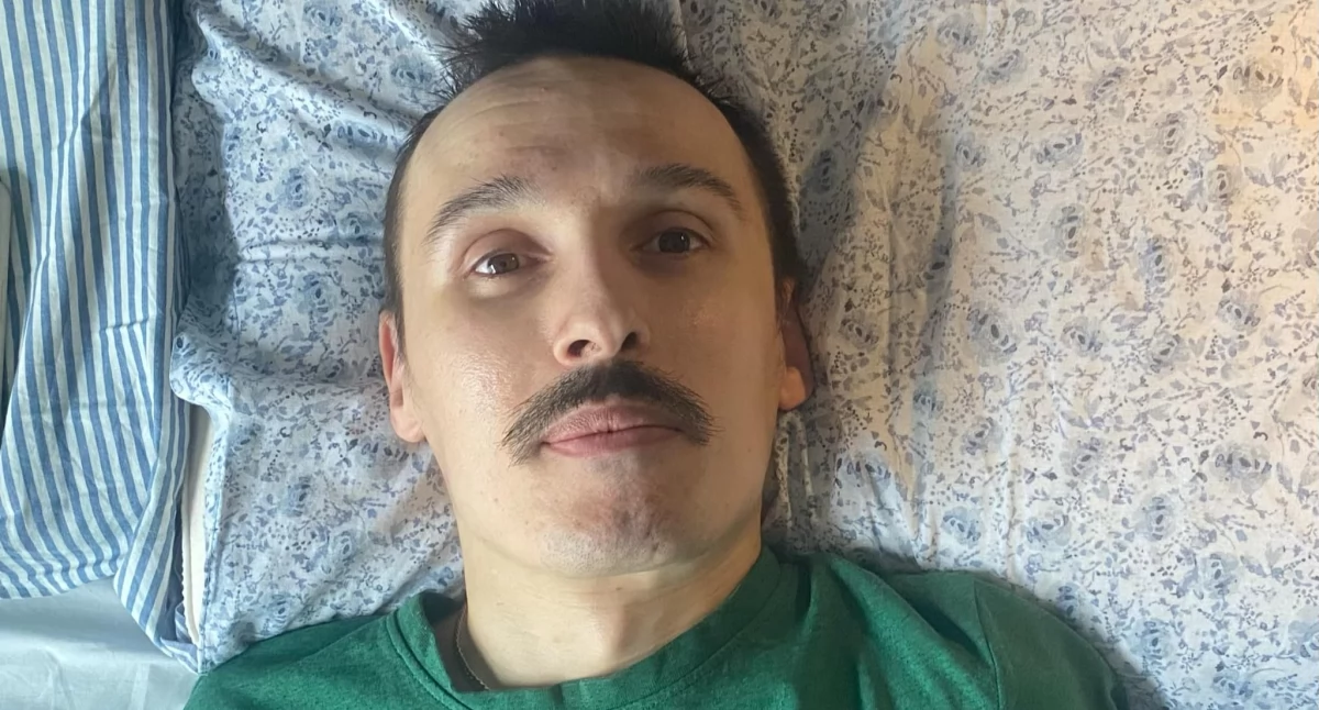 Tomasz Załęcki z Wielunia walczy z paraliżem czterokończynowym: Od tragicznej operacji do codziennej walki z chorobą i nadzieją na przyszłość