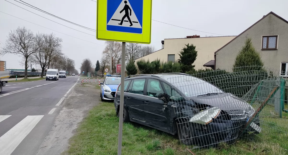 Kolizja drogowa na skrzyżowaniu w Dylowie Rządowym: Samochód w ogrodzeniu