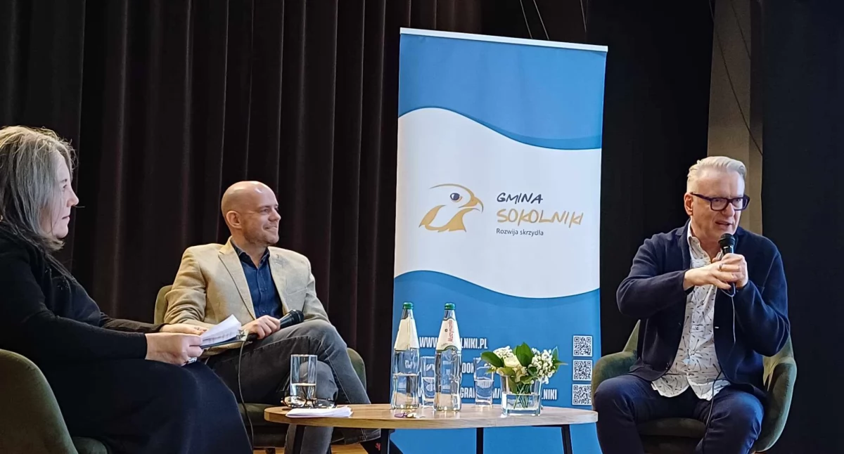 Reportaż to nie małżeństwo, reportaż to romans. Spotkanie z Mariuszem Szczygłem i Witoldem Szabłowskim w Gminnym Ośrodku Kultury, Sportu i Turystyki w Sokolnikach