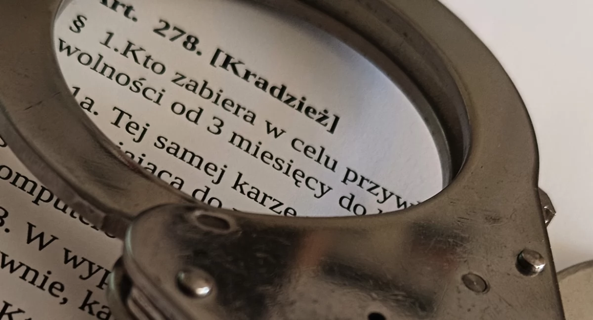Na widok policjantów ukrył się za wiatą przystankową - 69-latek był poszukiwany