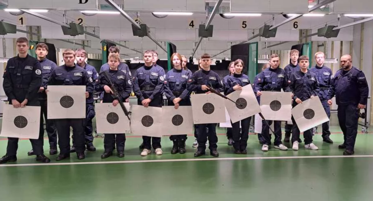 Lekcja na strzelnicy - uczniowie trenowali pod okiem policjantów