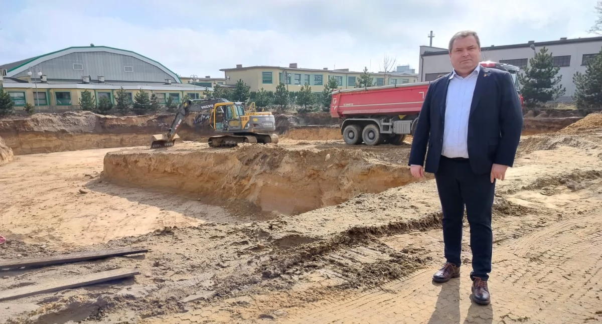 Basen w Działoszynie: Budowa kompleksu krytej pływalni idzie pełną parą
