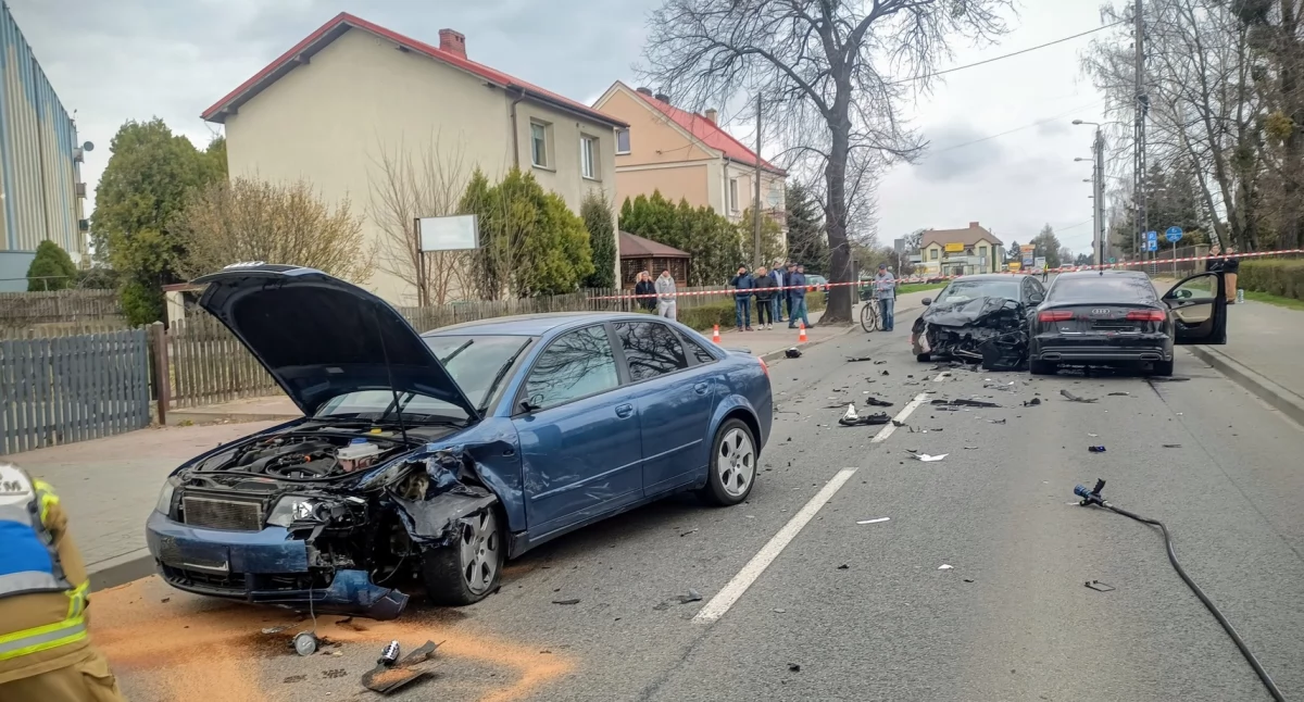 Kolizja trzech samochodów na ul. Kaliskiej w Praszce: Jedna osoba trafiła do szpitala