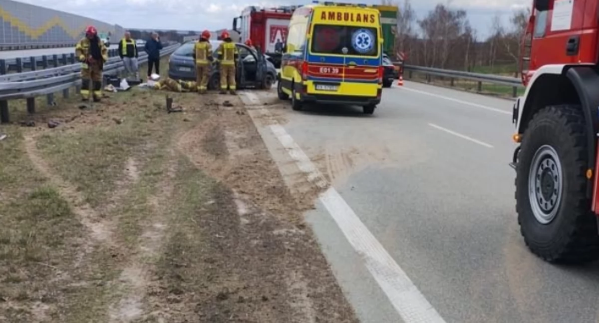 Zderzenie dwóch aut na trasie S8 - kierowca autobusu wymusił pierwszeństwo
