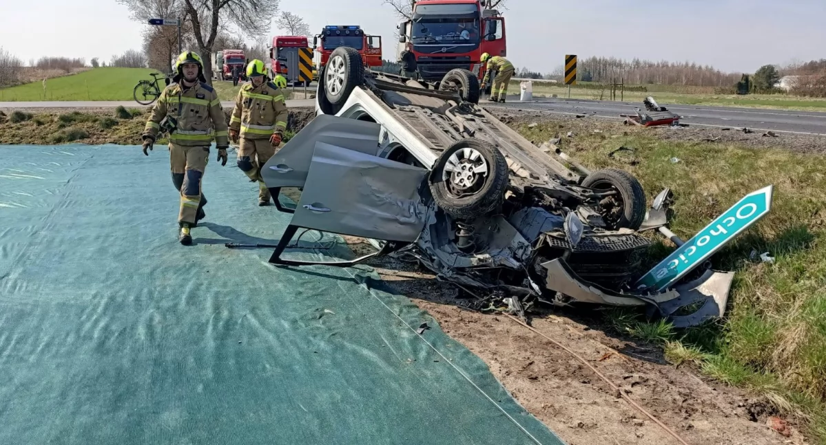 Zderzenie osobówki z ciężarówką - hyundai dachował, 2-letnie dziecko trafiło do szpitala