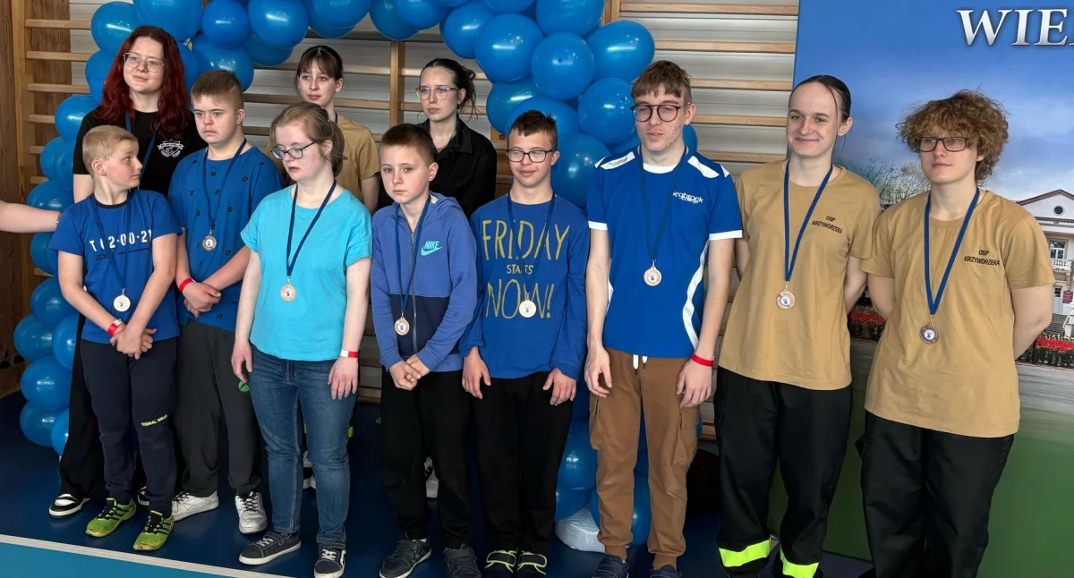 Niebieskie Igrzyska w Wieluniu: Konkurs edukacyjno-sportowy pełen radości i sportowej rywalizacji