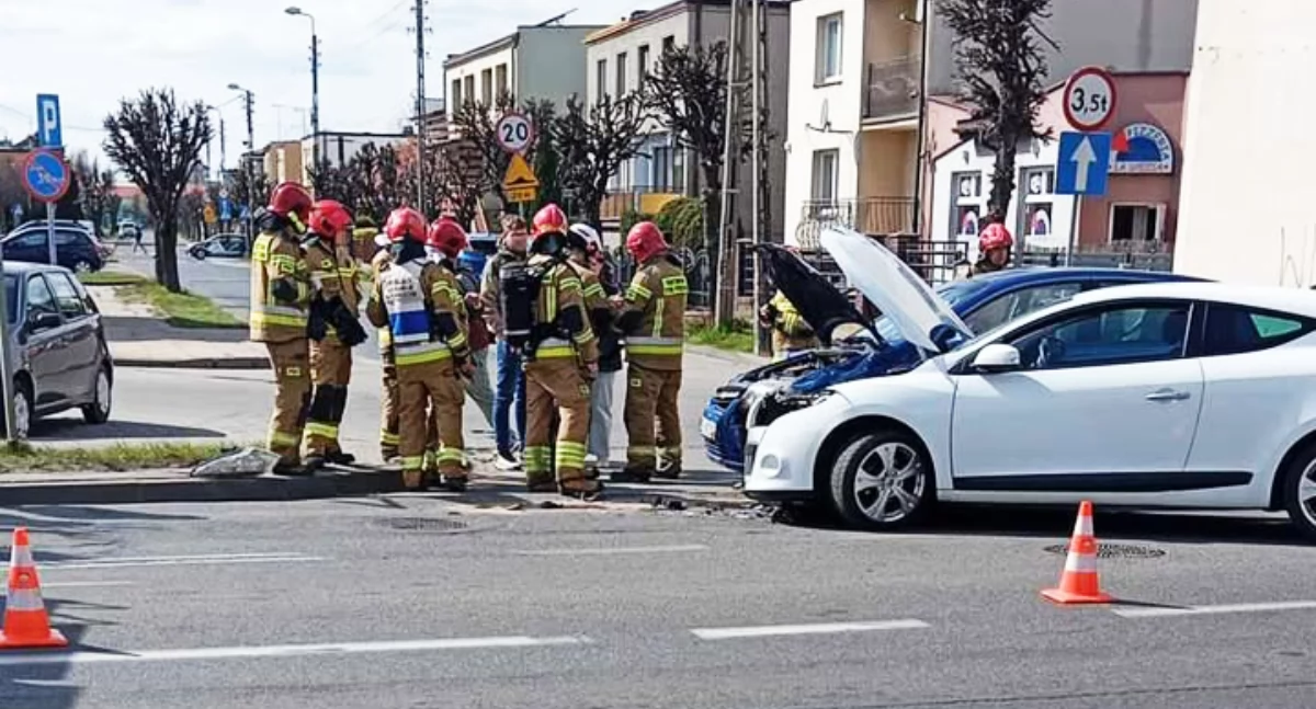 Kolizja na skrzyżowaniu ulic: Sieradzkiej, Mokrej i Sucharskiego w Wieluniu