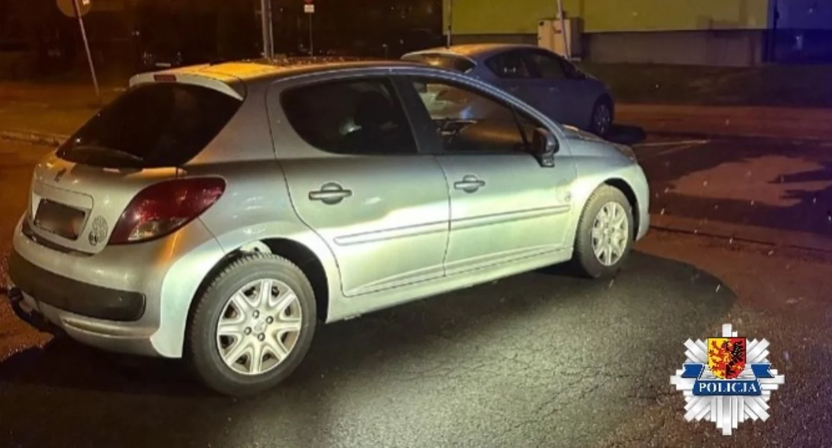 Auto bez kierowcy na środku drogi - policjanci szybko zareagowali 