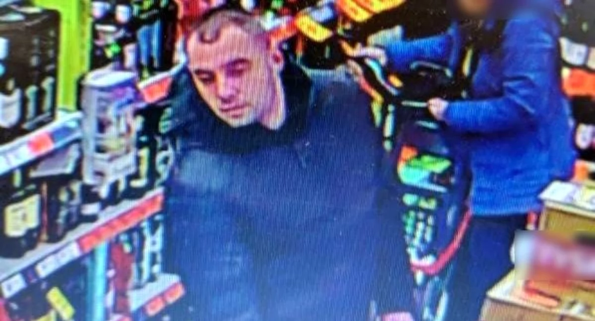 Ukradł alkohol z Biedronki, teraz szuka go policja! Poznajesz go?
