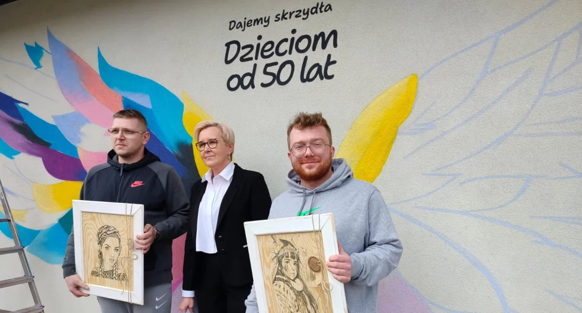 Jubileusz 50-lecia Specjalnego Ośrodka Szkolno – Wychowawczego w Gromadzicach: Pamiątkowy mural rozwija skrzydła