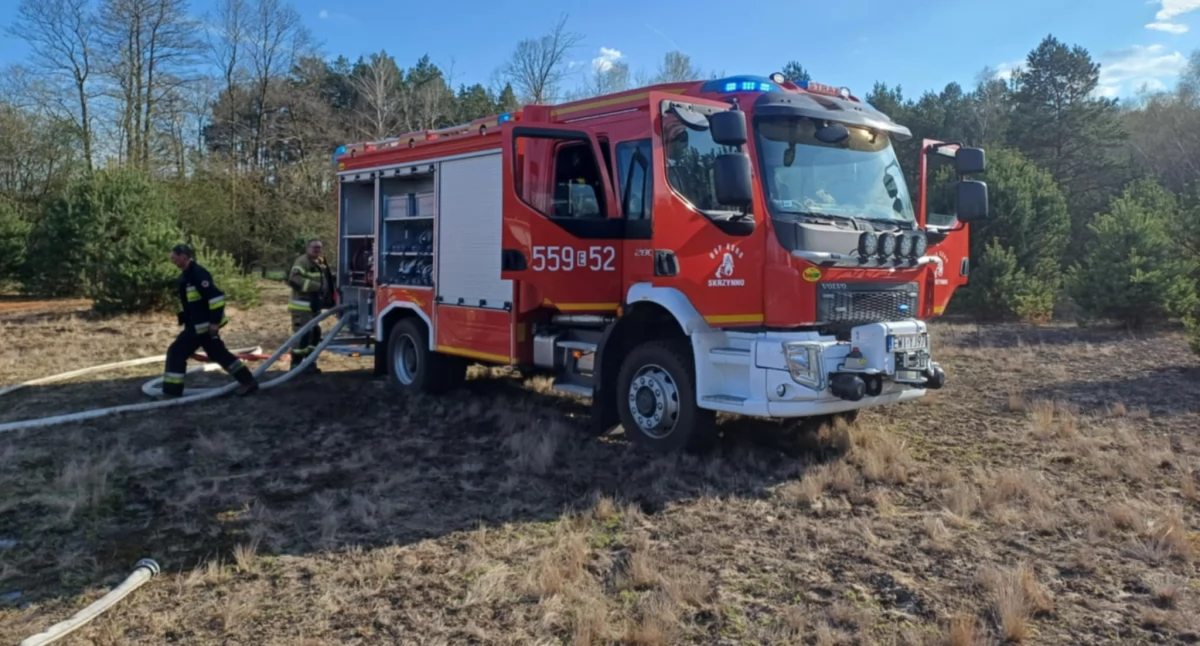 Pożar suchej trawy w Kuźnicy gm. Ostrówek