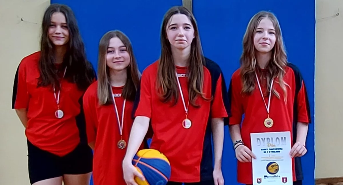 Koszykarskie talenty z Wielunia! SP nr 4 i SP nr 5 Triumfują w Powiatowych Igrzyskach Młodzieży Szkolnej 3x3
