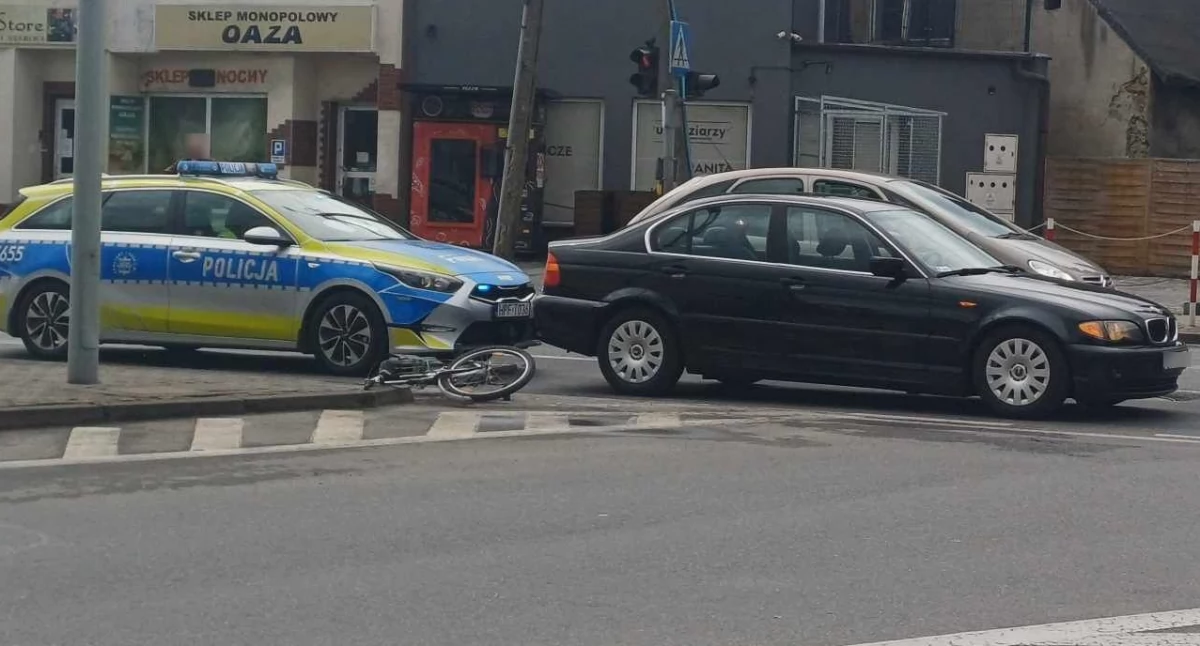 Wypadek na skrzyżowaniu w Wieluniu - 80-letni rowerzysta trafił do szpitala