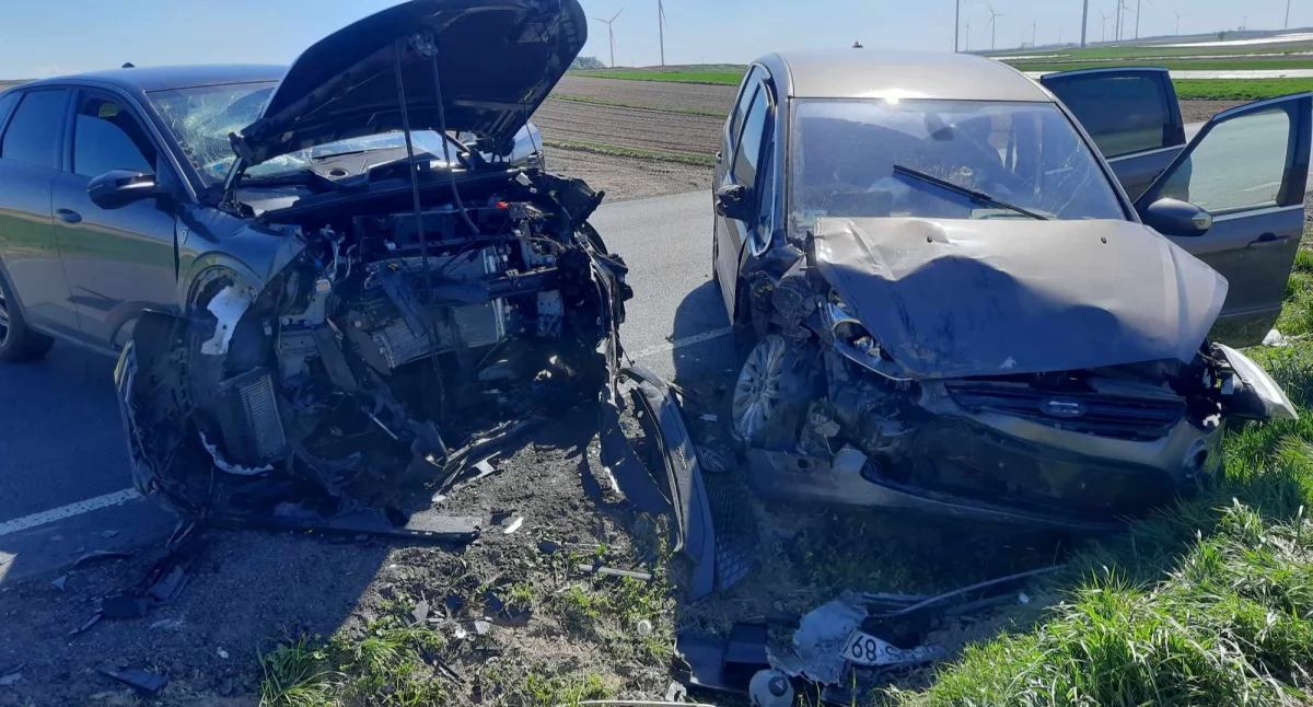 Poważny wypadek na drodze - trzy osoby trafiły do szpitala