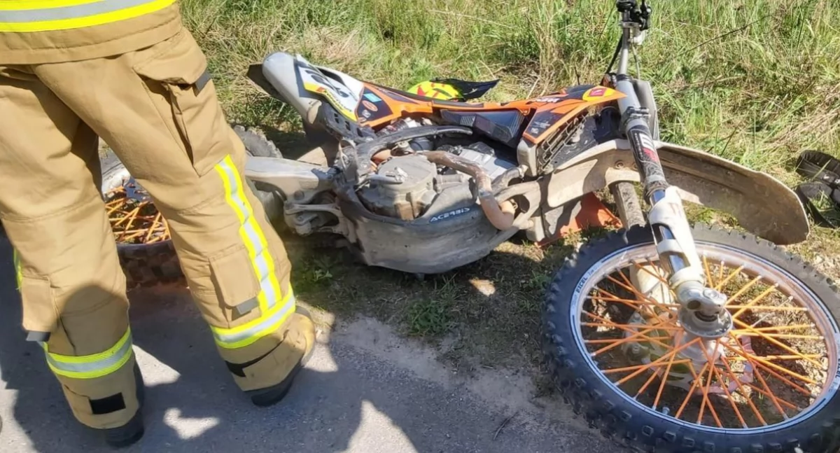 Kolizja motocykla i samochodu osobowego w Białej, w gminie Kłobuck