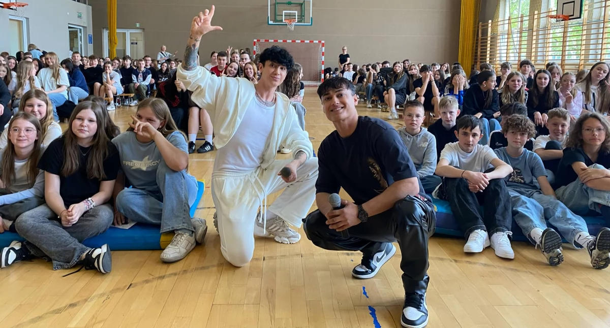 Spotkanie z influencerami w Szkole Podstawowej nr 1 w Pajęcznie: Sebastian Kowalczyk i Mansur Bikeev (Ciapur) o uzależnieniu od telefonu i mocy Internetu