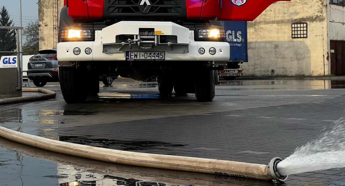 Wieluń: zalana rampa sklepu na ul. Głowackiego