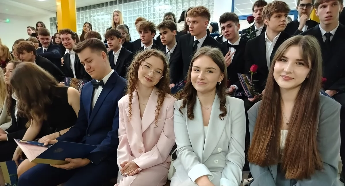 I Liceum Ogólnokształcące w Wieluniu rozdaje świadectwa ukończenia szkoły