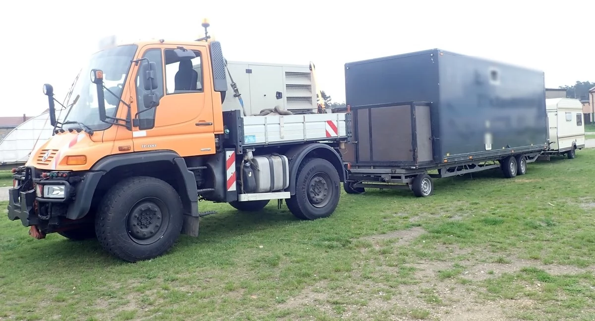 Ciężarówką holował dwie przyczepy - nie miał prawa jazdy, a tablice rejestracyjne były fałszywe