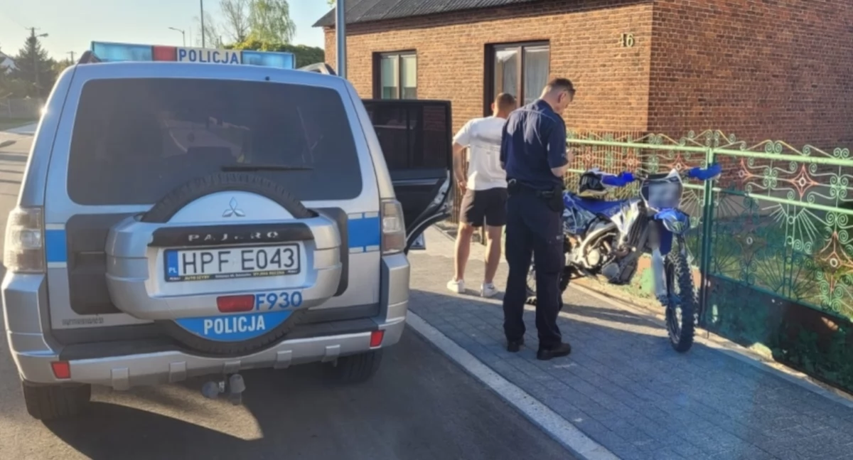 Jechał motocyklem bez tablic rejestracyjnych - chciał ukryć się na posesji, ale... furtka była zamknięta