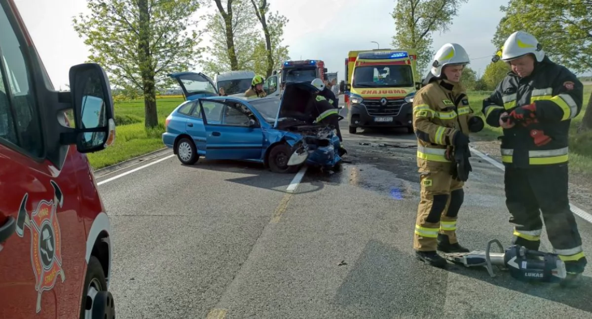 Wypadek na DK42: zderzenie trzech samochodów 